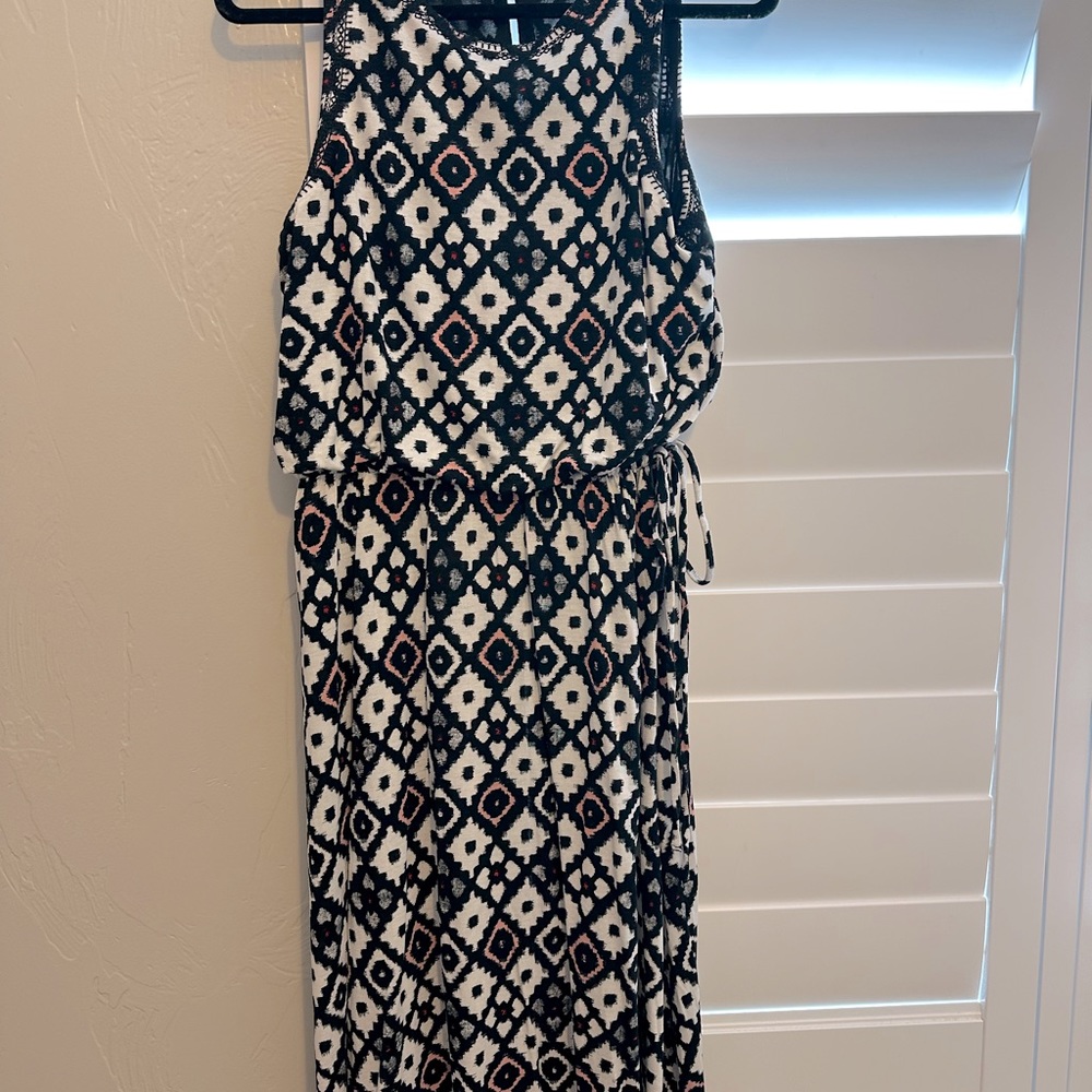 Loft Medium Contemporary Black Pattern